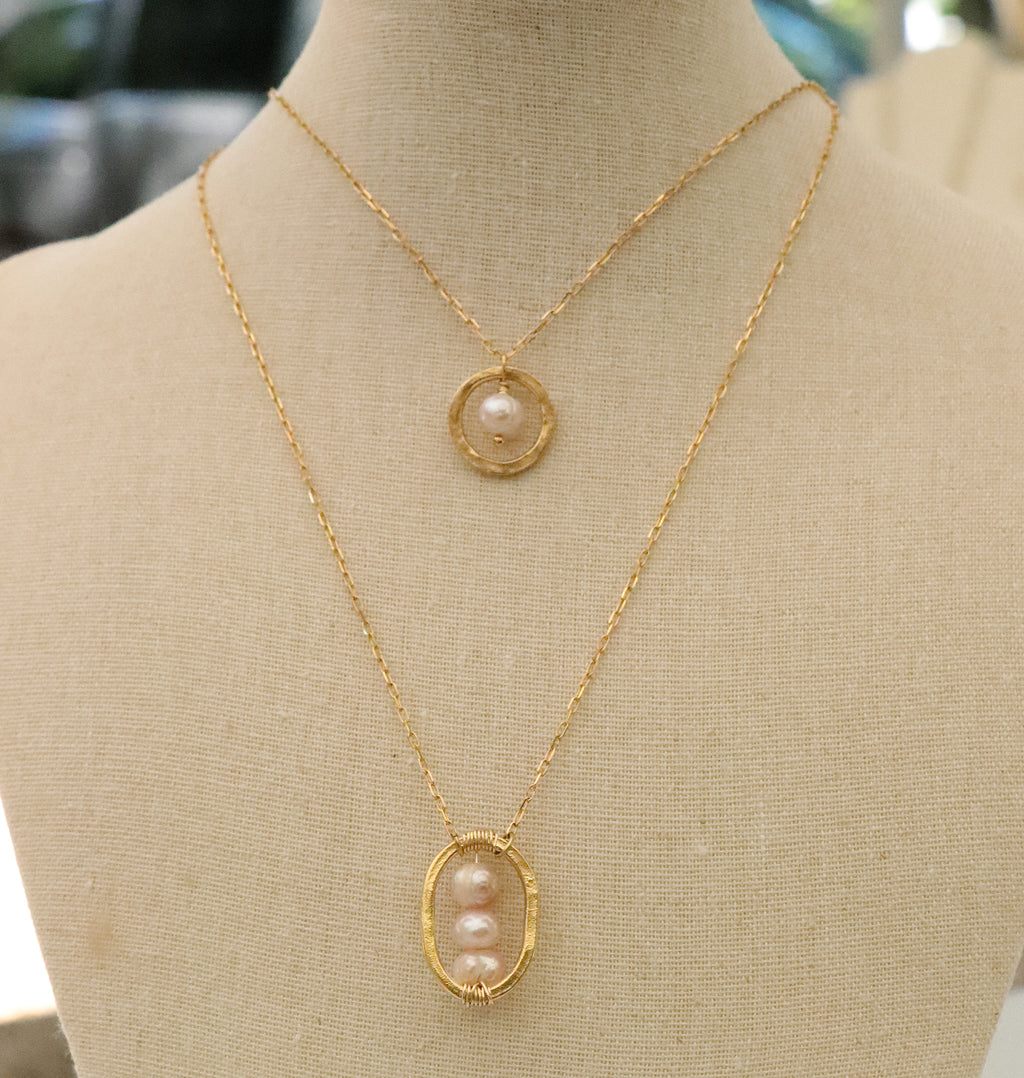 Hammered Oval Necklace with Pearls in Gold