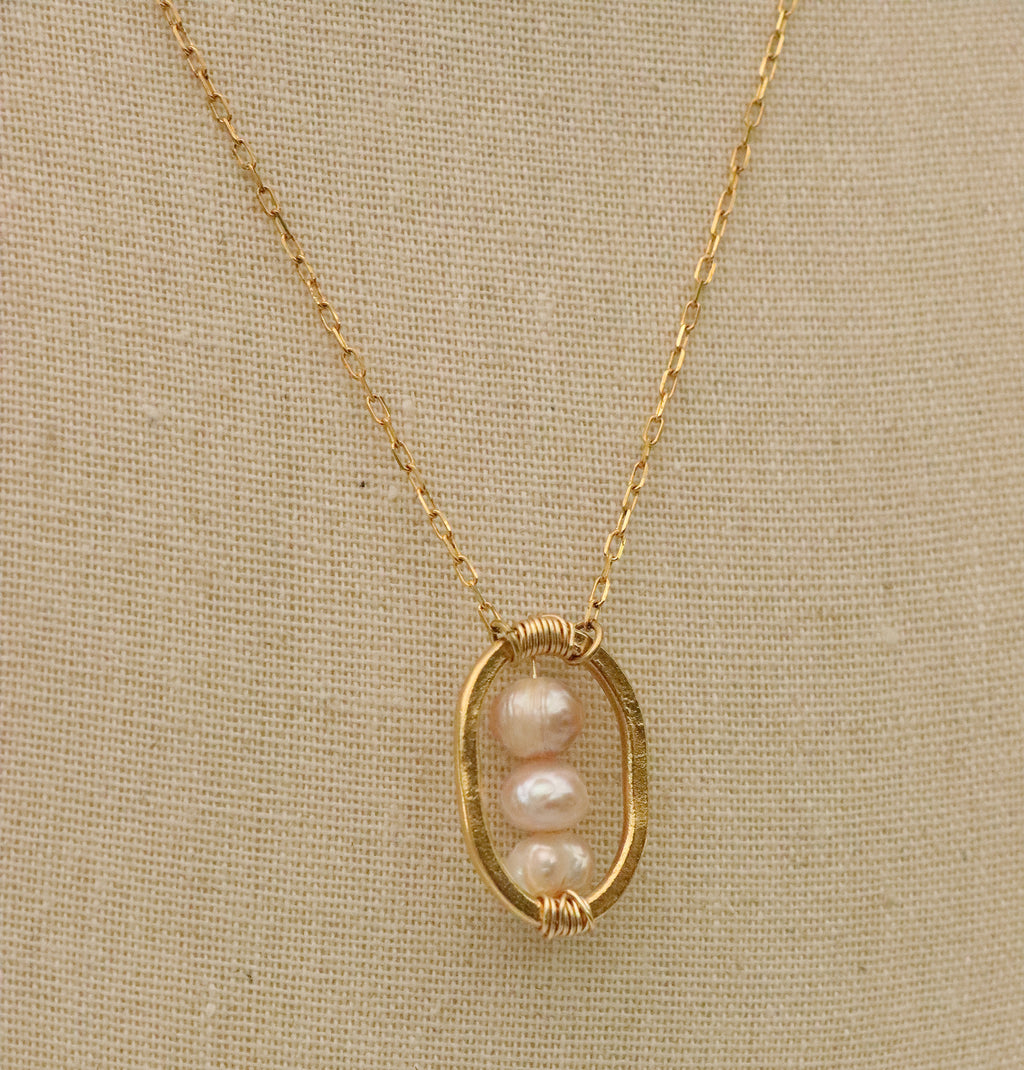 Hammered Oval Necklace with Pearls in Gold