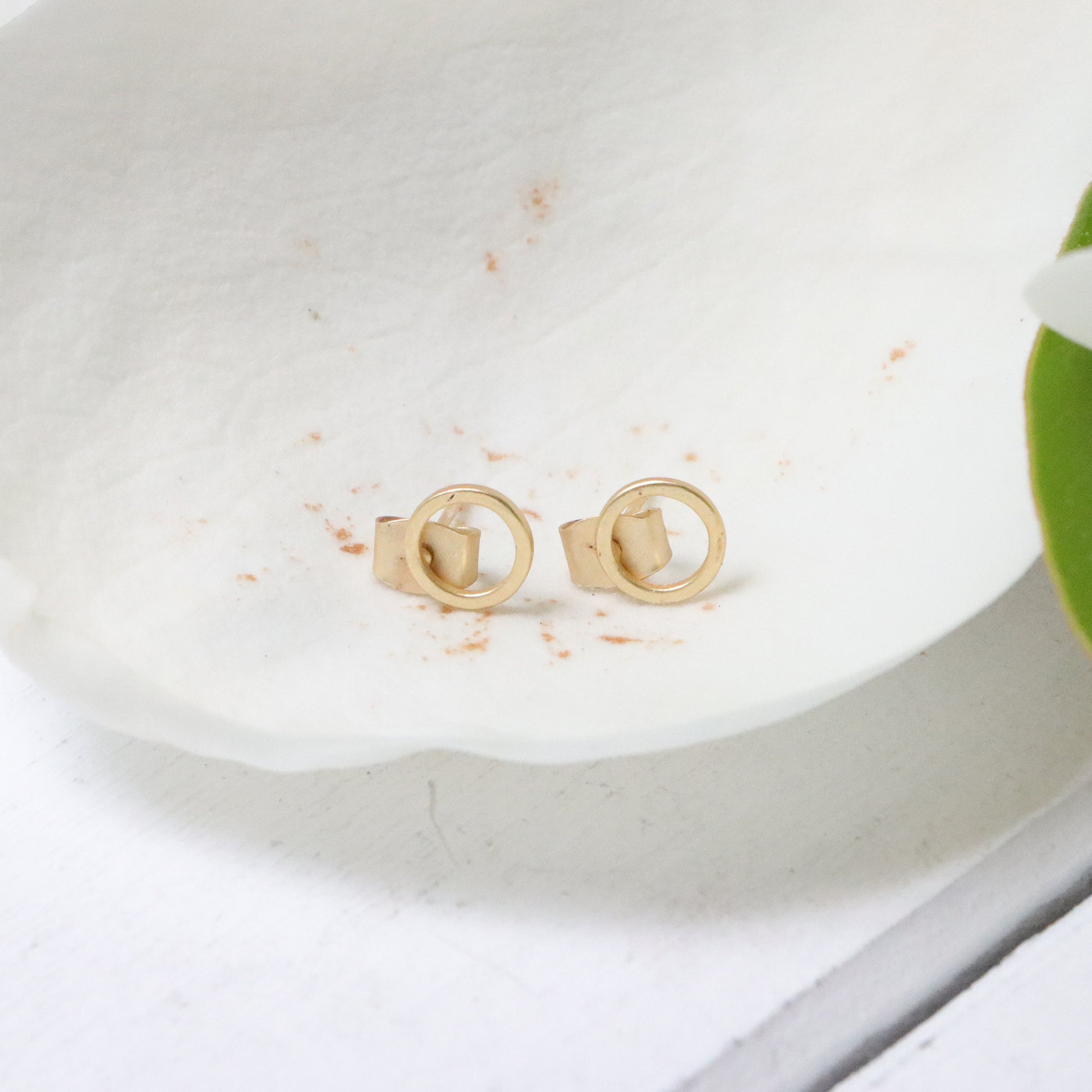 Circle Simplicity Post Earrings in Gold