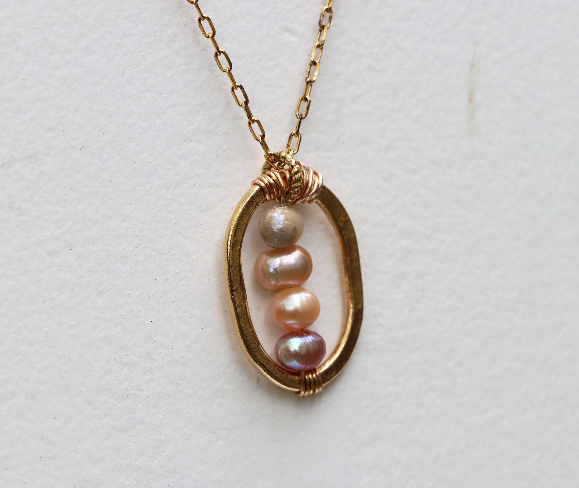 Hammered Oval Necklace with Pearls in Gold