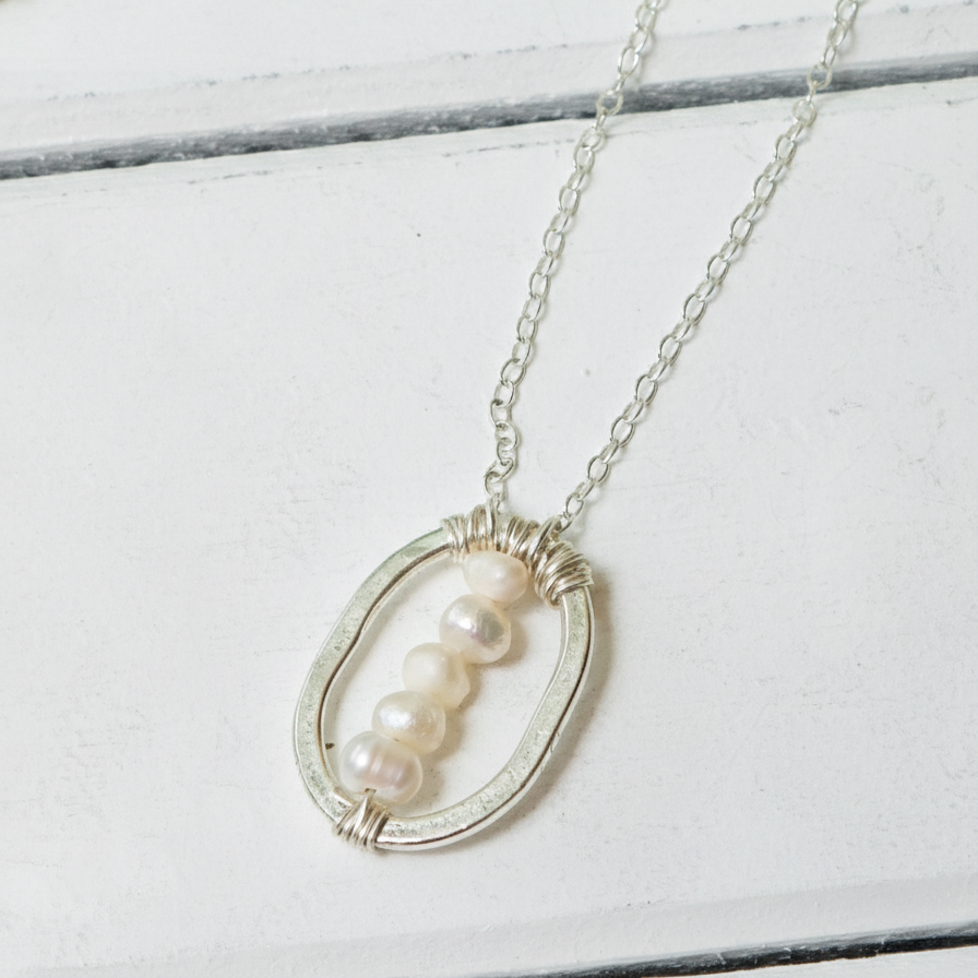 Hammered Oval Necklace with Pearls in Silver